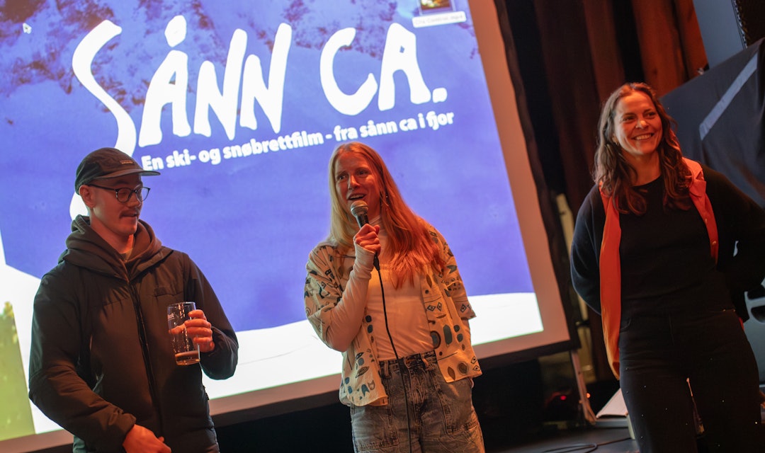 SÅNN CIRKA AMATØRER: Severin Welle, Ida Gunleiksrud (i midten) og Ingrid Lonar fikk velfortjent og kolossal applaus for filmen Sånn ca – som lykkes med målet å vise at man ikke trenger å være proff for lage noe som virker proft. Foto: Tore Meiri en kar og to jenter foran en skjerm det står sånn ca på
