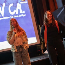 SÅNN CIRKA AMATØRER: Severin Welle, Ida Gunleiksrud (i midten) og Ingrid Lonar fikk velfortjent og kolossal applaus for filmen Sånn ca – som lykkes med målet å vise at man ikke trenger å være proff for lage noe som virker proft. Foto: Tore Meiri en kar og to jenter foran en skjerm det står sånn ca på