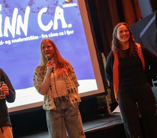 SÅNN CIRKA AMATØRER: Severin Welle, Ida Gunleiksrud (i midten) og Ingrid Lonar fikk velfortjent og kolossal applaus for filmen Sånn ca – som lykkes med målet å vise at man ikke trenger å være proff for lage noe som virker proft. Foto: Tore Meiri en kar og to jenter foran en skjerm det står sånn ca på