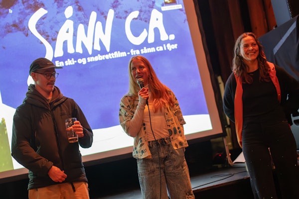 SÅNN CIRKA AMATØRER: Severin Welle, Ida Gunleiksrud (i midten) og Ingrid Lonar fikk velfortjent og kolossal applaus for filmen Sånn ca – som lykkes med målet å vise at man ikke trenger å være proff for lage noe som virker proft. Foto: Tore Meiri en kar og to jenter foran en skjerm det står sånn ca på