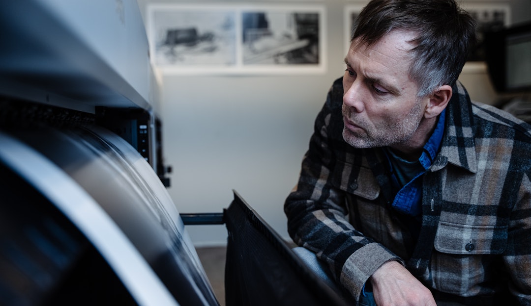 PIXELKONTROLL: Thormod Granheim passer på at hver eneste pixel blir som den skal. Foto: Christian Nerdrum PIXELKONTROLL: Thormod Granheim passer på at hver eneste pixel blir som den skal. Foto: Christian Nerdrum