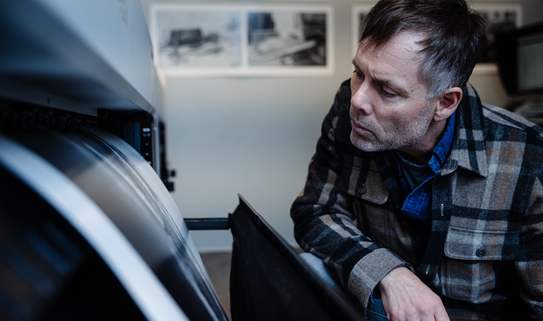 PIXELKONTROLL: Thormod Granheim passer på at hver eneste pixel blir som den skal. Foto: Christian Nerdrum PIXELKONTROLL: Thormod Granheim passer på at hver eneste pixel blir som den skal. Foto: Christian Nerdrum