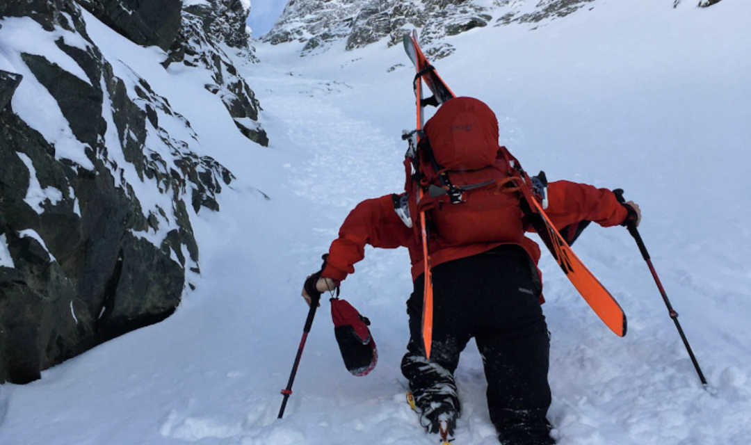 BRATT: Robert Robertsen klatrer opp til toppen av Ellendalstinden. Foto: Privat BRATT: Robert Robertsen klatrer opp til toppen av Ellendalstinden. Foto: Privat