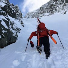BRATT: Robert Robertsen klatrer opp til toppen av Ellendalstinden. Foto: Privat BRATT: Robert Robertsen klatrer opp til toppen av Ellendalstinden. Foto: Privat