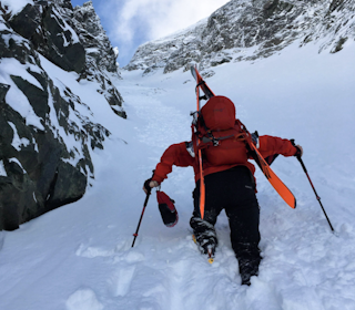 BRATT: Robert Robertsen klatrer opp til toppen av Ellendalstinden. Foto: Privat BRATT: Robert Robertsen klatrer opp til toppen av Ellendalstinden. Foto: Privat