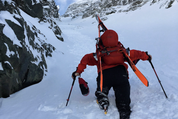 BRATT: Robert Robertsen klatrer opp til toppen av Ellendalstinden. Foto: Privat BRATT: Robert Robertsen klatrer opp til toppen av Ellendalstinden. Foto: Privat