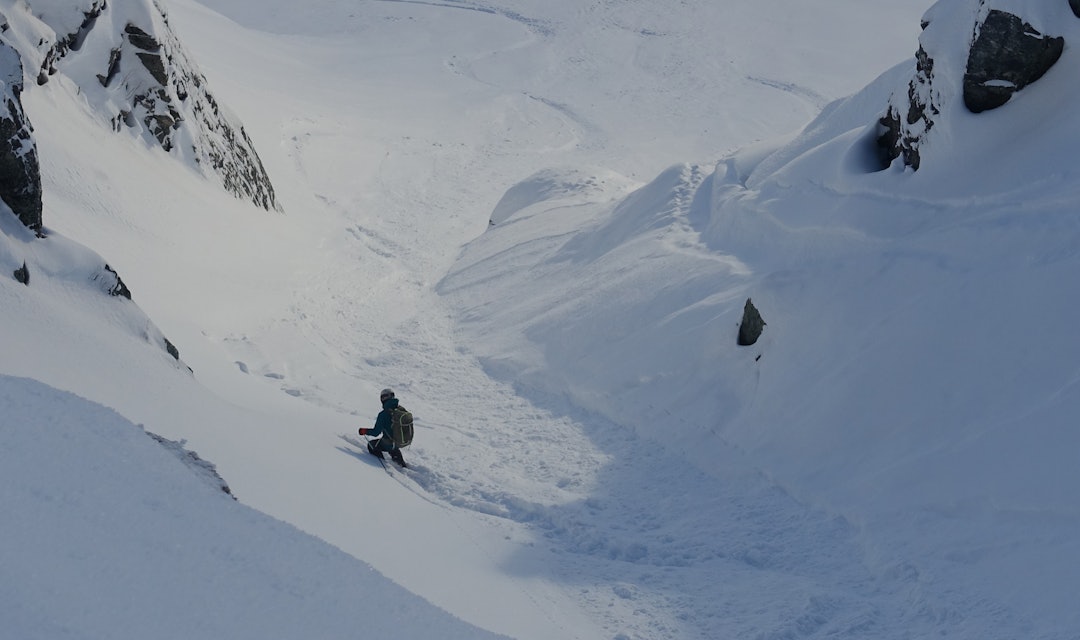 IKKE NORMALT: Maria Wassdahl Meirik i renna på sørsiden av Henrikbottnenbba på Nordmøre. Datoen er 20. november og snømengdene er mildt sagt uvanlige. Foto: Tore Meirik Jente som kjører ski i fint føre