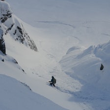 IKKE NORMALT: Maria Wassdahl Meirik i renna på sørsiden av Henrikbottnenbba på Nordmøre. Datoen er 20. november og snømengdene er mildt sagt uvanlige. Foto: Tore Meirik Jente som kjører ski i fint føre