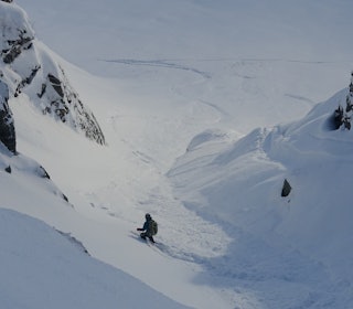 IKKE NORMALT: Maria Wassdahl Meirik i renna på sørsiden av Henrikbottnenbba på Nordmøre. Datoen er 20. november og snømengdene er mildt sagt uvanlige. Foto: Tore Meirik Jente som kjører ski i fint føre