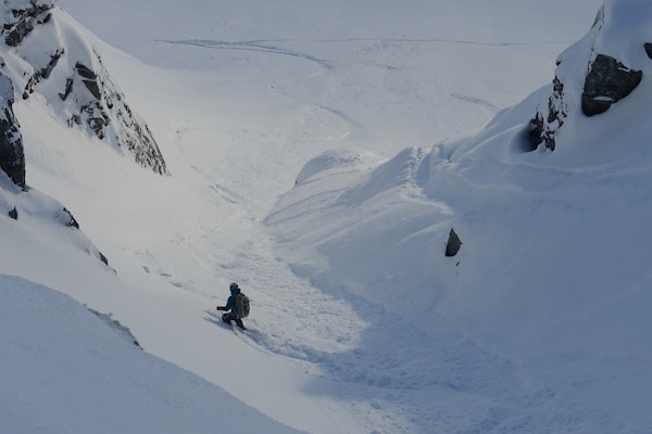 IKKE NORMALT: Maria Wassdahl Meirik i renna på sørsiden av Henrikbottnenbba på Nordmøre. Datoen er 20. november og snømengdene er mildt sagt uvanlige. Foto: Tore Meirik Jente som kjører ski i fint føre
