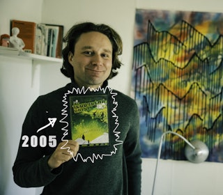 KILDE TIL INSPO: Maximilliam Smith med en DVD av Teddybear Crisis - filmen han selv hevder har preget livet som skikjører mest av alle filmer. Foto: Christian Nerdrum KILDE TIL INSPO: Maximilliam Smith med en DVD av Teddybear Crisis - filmen han selv hevder har preget livet som skikjører mest av alle filmer. Foto: Christian Nerdrum