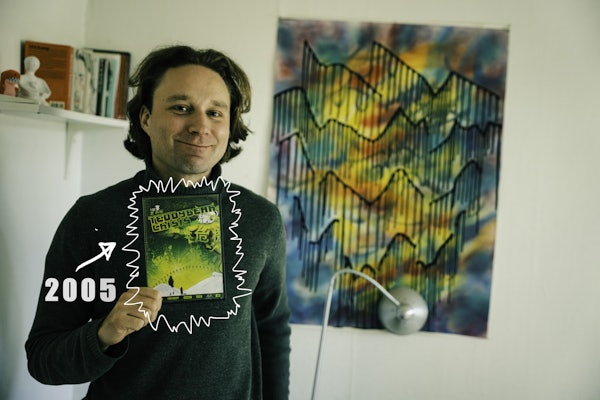 KILDE TIL INSPO: Maximilliam Smith med en DVD av Teddybear Crisis - filmen han selv hevder har preget livet som skikjører mest av alle filmer. Foto: Christian Nerdrum KILDE TIL INSPO: Maximilliam Smith med en DVD av Teddybear Crisis - filmen han selv hevder har preget livet som skikjører mest av alle filmer. Foto: Christian Nerdrum