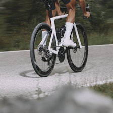 I VILLREDE?: Hvilken landeveissykkel er best? Hvilken gir mest for pengene? Svarene de finner du her på landevei.no. Foto: Campagnolo landeveissykkel på veien