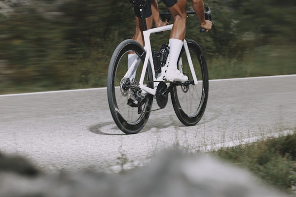 I VILLREDE?: Hvilken landeveissykkel er best? Hvilken gir mest for pengene? Svarene de finner du her på landevei.no. Foto: Campagnolo landeveissykkel på veien