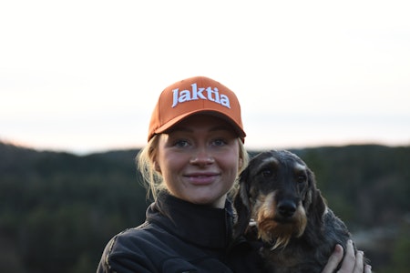 NM-VINNERE: Liakleiva's Cinderella sørget for at Hedda Svennebye (27) ble tidenes første kvinnelige vinner av NM drev for dachs. Foto: Atle Rønning Hedda Svennebye og dachsen Vilja