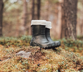 LUN: Skábmagat-støvelen fra Sara Duodji er håndlaget i Karasjok med norsk ull, bjørkenever og moderne EVA-plast – et lett, varmt og stillegående fottøy for kalde dager. Skábmagat-støvelen fra Sara Duodji