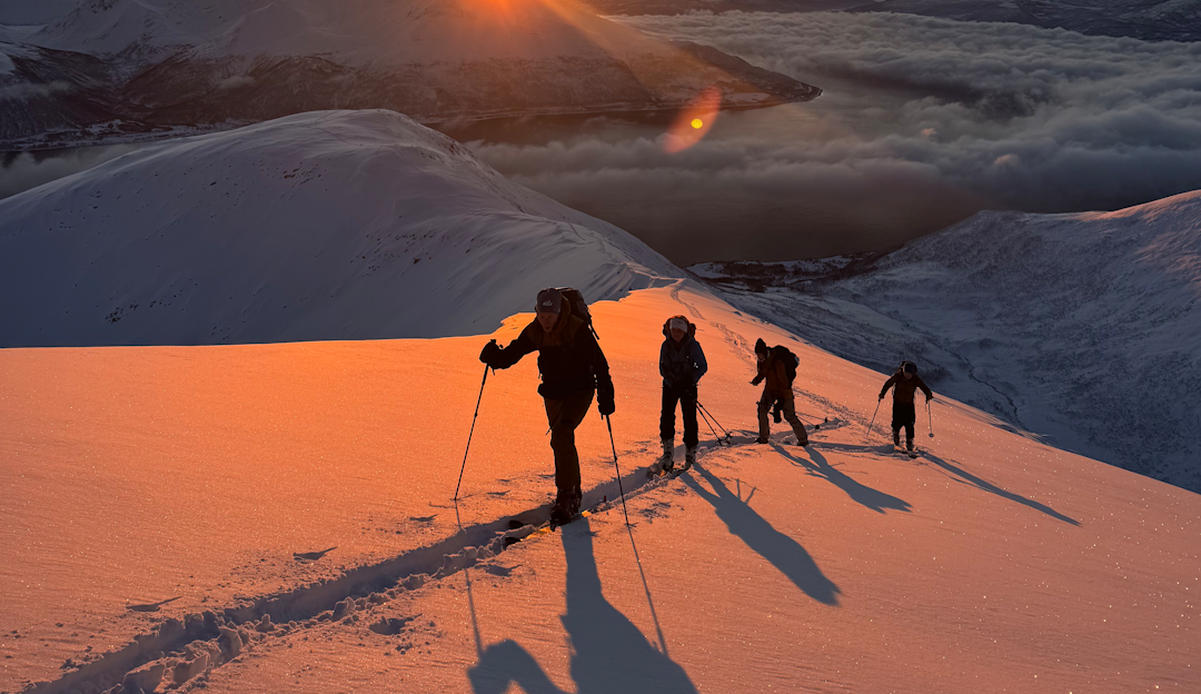 FØR MØRKETIDA KOMMER: Med skikjøring i toppklasse og årets siste solstråler, ble det en helg av de sjeldne for skifolket i Tromsø. Foto: Pål Jakobsen GRÅTINDEN: Med skikjøring i toppklasse og årets siste solstråler, ble det en helg av de sjeldne for skifolket i Tromsø. Foto: Pål Jakobsen