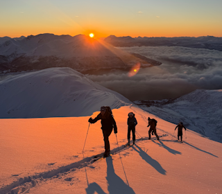 FØR MØRKETIDA KOMMER: Med skikjøring i toppklasse og årets siste solstråler, ble det en helg av de sjeldne for skifolket i Tromsø. Foto: Pål Jakobsen GRÅTINDEN: Med skikjøring i toppklasse og årets siste solstråler, ble det en helg av de sjeldne for skifolket i Tromsø. Foto: Pål Jakobsen