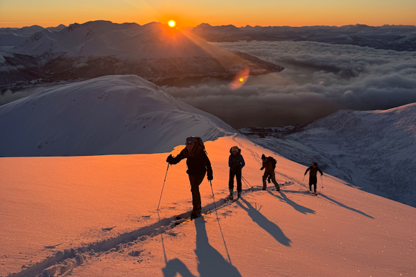 FØR MØRKETIDA KOMMER: Med skikjøring i toppklasse og årets siste solstråler, ble det en helg av de sjeldne for skifolket i Tromsø. Foto: Pål Jakobsen GRÅTINDEN: Med skikjøring i toppklasse og årets siste solstråler, ble det en helg av de sjeldne for skifolket i Tromsø. Foto: Pål Jakobsen