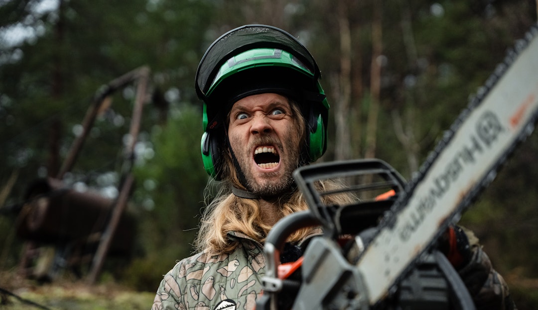 MANN MED MOTORSAG: Når du bor 500 meter unna bakken – og har motorsag. Da er motivasjonen på topp. Foto: Christian Nerdrum mann med motorsag rydder skog