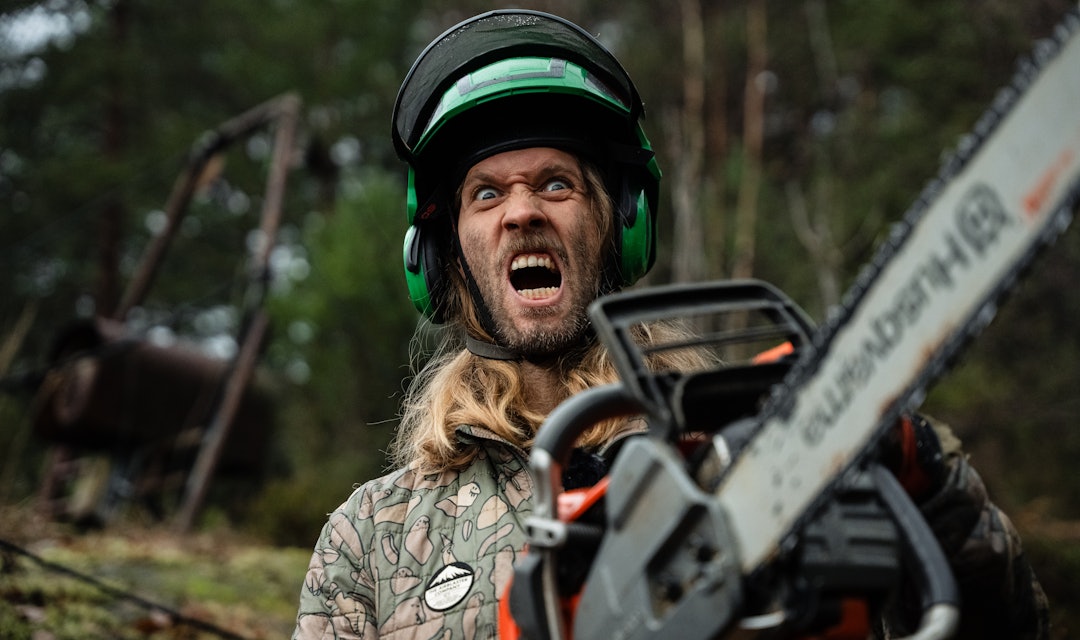 MANN MED MOTORSAG: Når du bor 500 meter unna bakken – og har motorsag. Da er motivasjonen på topp. Foto: Christian Nerdrum mann med motorsag rydder skog