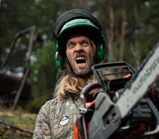 MANN MED MOTORSAG: Når du bor 500 meter unna bakken – og har motorsag. Da er motivasjonen på topp. Foto: Christian Nerdrum mann med motorsag rydder skog