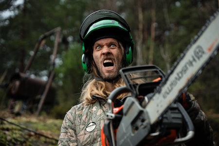 MANN MED MOTORSAG: Når du bor 500 meter unna bakken – og har motorsag. Da er motivasjonen på topp. Foto: Christian Nerdrum mann med motorsag rydder skog