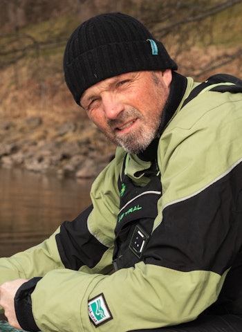 VANNMANN: Egil Gjølme forsker og underviser på og om vann og risiko. Foto: Monika Nyhagen, NTNU egil gjølme ved vannkanten