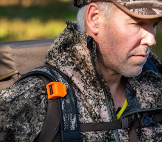 GOD KROK: Kroken ligger tett inntil skulderreima og merkes knapt, men gjør stor forskjell. Foto: Jo Stenersen Riflereimkroken