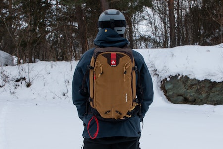 IKKE PERFEKT: Vi har testet topptursekken Arva Explorer 30. Foto: Maria Wassdahl Meirik mann med brun sekk og ryggen til
