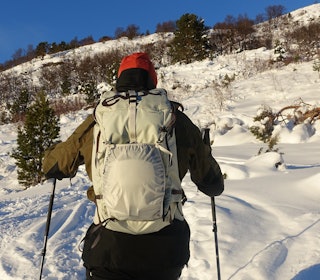IMPONERER: Vi har testet Evocs nye topptursekk Summit 30. Foto: Maria Wassdahl Meirik mann på skitur med hvit ryggsekk