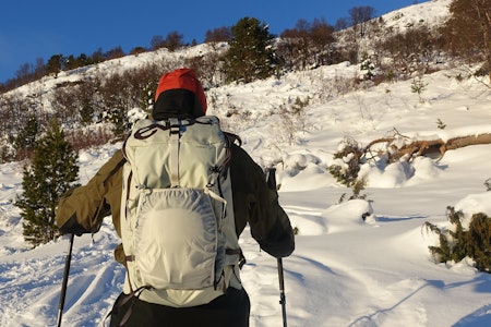 IMPONERER: Vi har testet Evocs nye topptursekk Summit 30. Foto: Maria Wassdahl Meirik mann på skitur med hvit ryggsekk