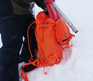 PÅ TESTTUR: Vi har testa Exped Couloir 40. Foto: Erlend Wassdahl Meirik oransje sekk i snøen