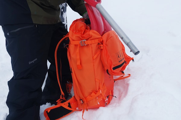 PÅ TESTTUR: Vi har testa Exped Couloir 40. Foto: Erlend Wassdahl Meirik oransje sekk i snøen