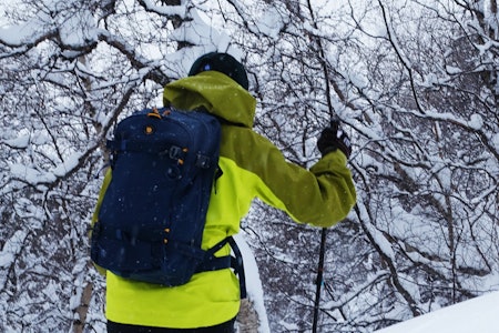 TEST: På testtur med Fjällrävens lille men romslige topptursekk Bergtagen Touring 22. Foto: Tore Meirik jente på ski med gul jakke og blå sekk