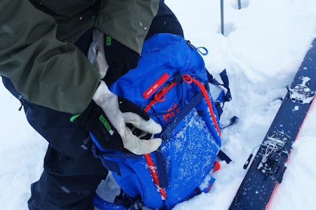 PÅ TUR: Fra testing av Helly Hansens nye topptursekk. Foto: Tore Meirik blå sekk i snøen