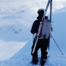 MANGE TESTER: Fri Flyt har testet en drøss sekker for topptur - sist ut er blant andre Rab Khroma 30. Foto: Erlend Wassdahl Meirik mann som ser på utsikten med ski på sekken