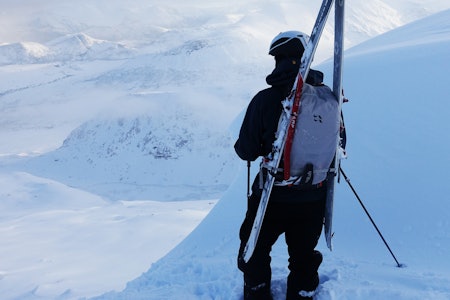 MANGE TESTER: Fri Flyt har testet en drøss sekker for topptur - sist ut er blant andre Rab Khroma 30. Foto: Erlend Wassdahl Meirik mann som ser på utsikten med ski på sekken
