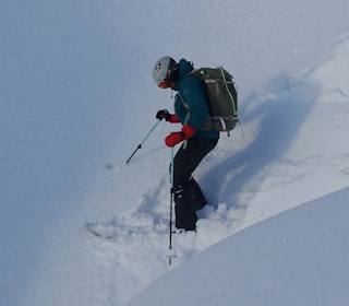 TESTTUR: Maria Wassdahl Meirik på vei ned fra Henrikbotnnebba på Nordmøre med Ospreys oppdaterte topptursekk på ryggen. Foto: Tore Meirik jente som kjører i bratt terreng på ski