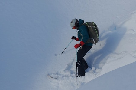 TESTTUR: Maria Wassdahl Meirik på vei ned fra Henrikbotnnebba på Nordmøre med Ospreys oppdaterte topptursekk på ryggen. Foto: Tore Meirik jente som kjører i bratt terreng på ski