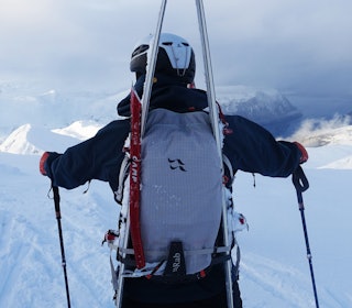 TESTET: Rab Khroma 30 L leverer godt som topptursekk. Foto: Erlend Wassdahl Meirik mann til fjells med ski på sekken