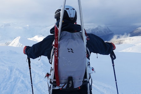 TESTET: Rab Khroma 30 L leverer godt som topptursekk. Foto: Erlend Wassdahl Meirik mann til fjells med ski på sekken