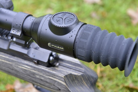 ØYEÅPNER: Okularet er nydesignet og eyeboxen er mer tilgivende enn tidligere. Samtidig har det blitt plass til en større skjerm. Foto: Egill Danielsen pulsar thermion 2 LRF XG60