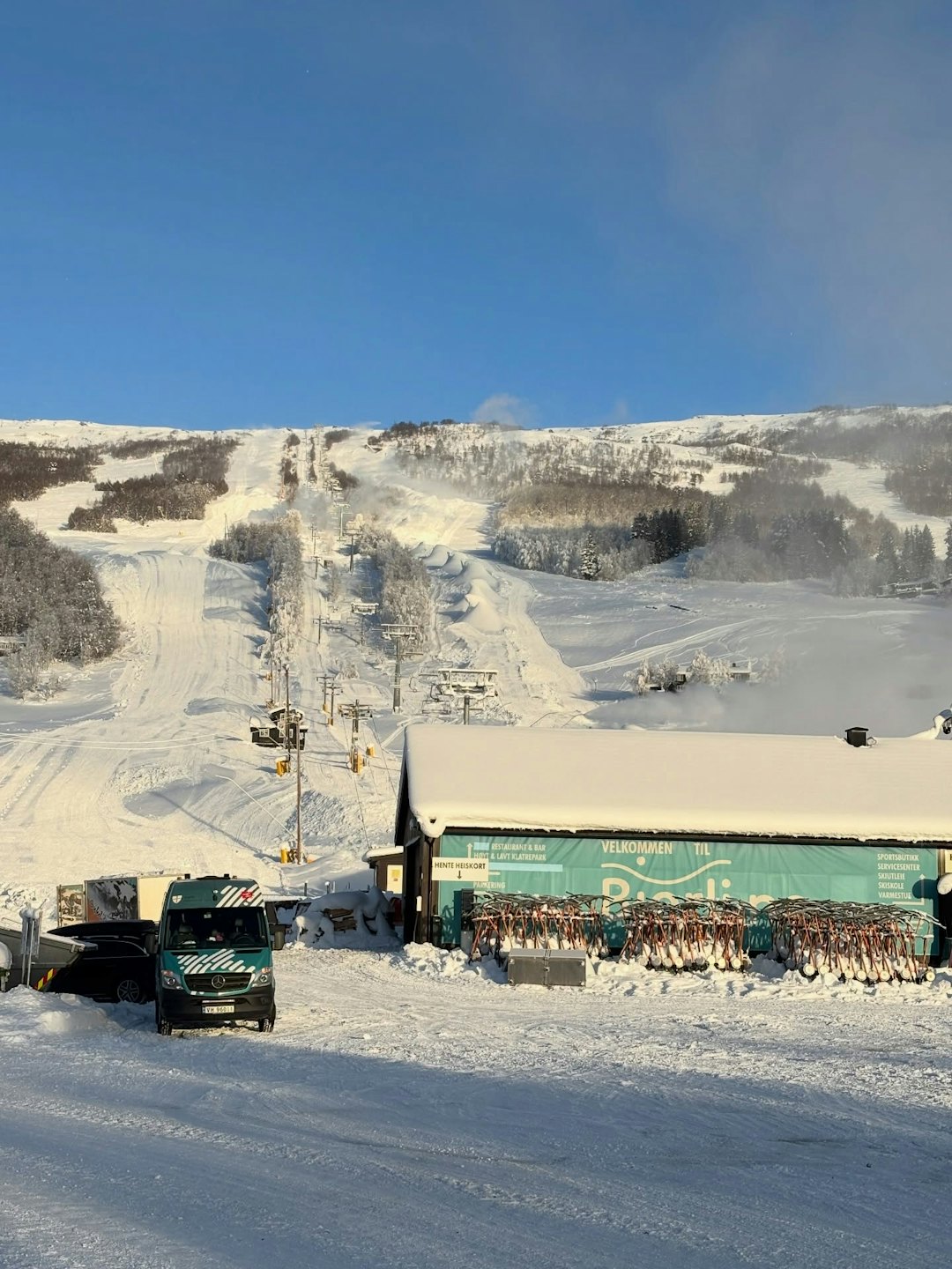 BJORLI NÅ: Skisenteret melder om fem kalde i lufta og ekte vinterstemning. Foto: bjorli.no bjorli skisenter vinter