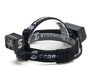STORM 3100: Lav vekt i forhold til lysstyrke, robust aluminiumskonstruksjon og modulbasert oppbygging der batteri, linse, kabler og deksel kan byttes ved behov. Lykthodet er kompatibelt med GoPro-fester, og batteriet kan også brukes til å lade andre enheter. STORM 3100: Lav vekt i forhold til lysstyrke, robust aluminiumskonstruksjon og modulbasert oppbygging der batteri, linse, kabler og deksel kan byttes ved behov. Lykthodet er kompatibelt med GoPro-fester, og batteriet kan også brukes til å lade andre enheter.
