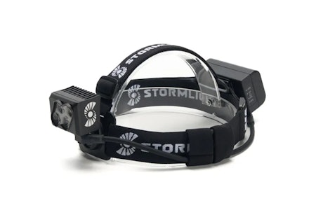 STORM 3100: Lav vekt i forhold til lysstyrke, robust aluminiumskonstruksjon og modulbasert oppbygging der batteri, linse, kabler og deksel kan byttes ved behov. Lykthodet er kompatibelt med GoPro-fester, og batteriet kan også brukes til å lade andre enheter. STORM 3100: Lav vekt i forhold til lysstyrke, robust aluminiumskonstruksjon og modulbasert oppbygging der batteri, linse, kabler og deksel kan byttes ved behov. Lykthodet er kompatibelt med GoPro-fester, og batteriet kan også brukes til å lade andre enheter.