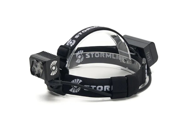 STORM 3100: Lav vekt i forhold til lysstyrke, robust aluminiumskonstruksjon og modulbasert oppbygging der batteri, linse, kabler og deksel kan byttes ved behov. Lykthodet er kompatibelt med GoPro-fester, og batteriet kan også brukes til å lade andre enheter. STORM 3100: Lav vekt i forhold til lysstyrke, robust aluminiumskonstruksjon og modulbasert oppbygging der batteri, linse, kabler og deksel kan byttes ved behov. Lykthodet er kompatibelt med GoPro-fester, og batteriet kan også brukes til å lade andre enheter.