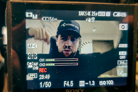 GESTIKULERER: Aleksander Aamodt Kilde demonstrerer hvordan det skal gjøres på nettmøte med Øystein Aasheim. Foto: Christian Nerdrum GESTIKULERER: Aleksander Aamodt Kilde demonstrerer hvordan det skal gjøres på nettmøte med Øystein Aasheim. Foto: Christian Nerdrum