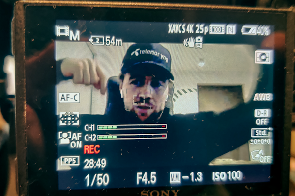 GESTIKULERER: Aleksander Aamodt Kilde demonstrerer hvordan det skal gjøres på nettmøte med Øystein Aasheim. Foto: Christian Nerdrum GESTIKULERER: Aleksander Aamodt Kilde demonstrerer hvordan det skal gjøres på nettmøte med Øystein Aasheim. Foto: Christian Nerdrum