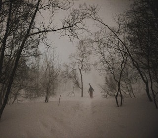 BYNÆRT II: Henrik Romsaas på vei opp til en sentrumsnær hemmeligskog. Foto: Sjur Melsås skikjører i hemmelig skog